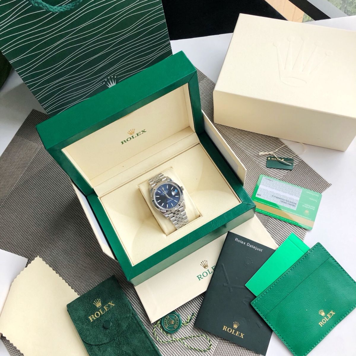 Regency Classic Date 41 mm Five-Link Fluted Bezel Bright blue Dial 126334 7483