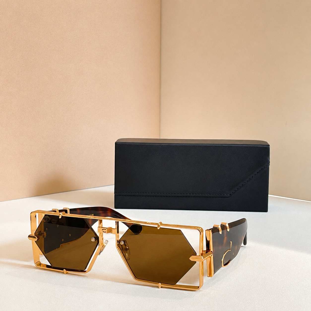 Gold Frame Black / Gray