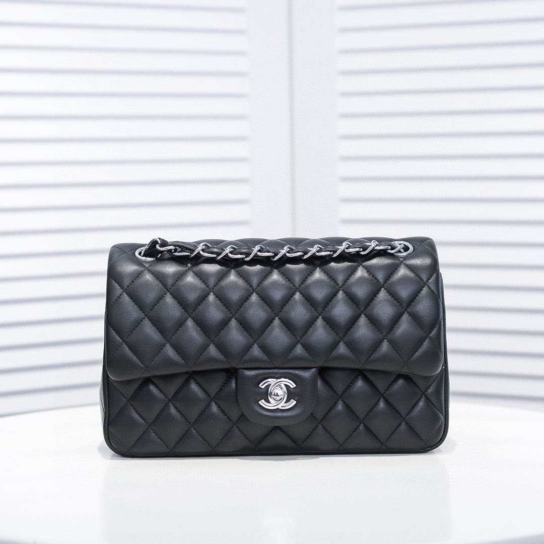 Classic Medium Smooth Leather Flap Bag Black 25cm A01113 Y01480 94305 Classic Bag