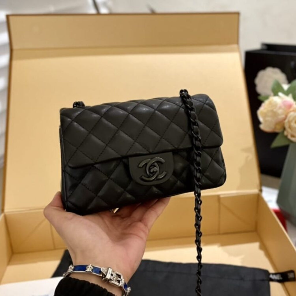 Mini Classic Handbag Smooth Leather Black 20cm A01113 B06311 94305 22 New Collection Bag Flap Bag